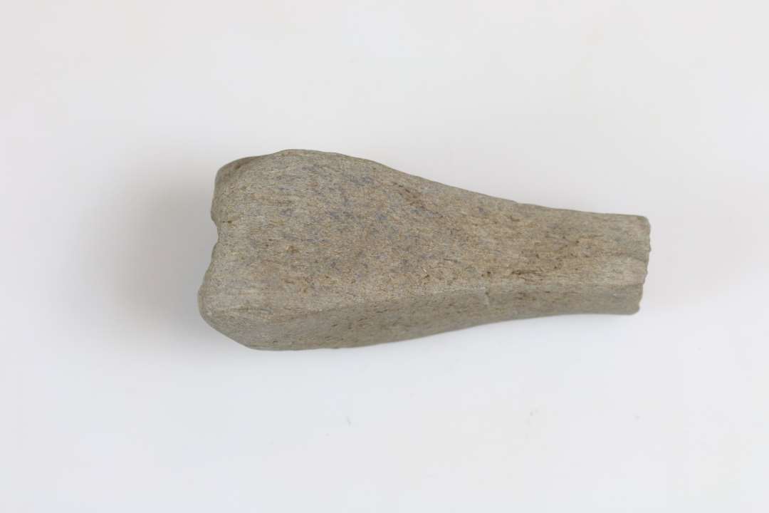Hvæssesten  længde 6,5 cm, oprindelig længere midten, på alle fire sider, stærk nedslidt  finkornet, glimmerholdig sten med længdestruktur